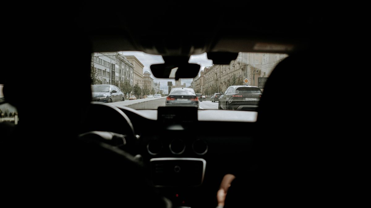 Курьер попал в ДТП на заказе: что делать и кто платит